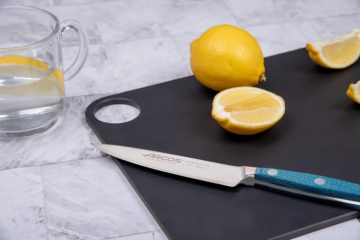 ARCOS Cutting Board with Hole Hanger. Smooth Surface for Chopping Food in Cellulose Fibre and Resin. Professional Meat and Vegetable Cutting Utensil. Serving Board. Color Black. 330 x 230 mm
