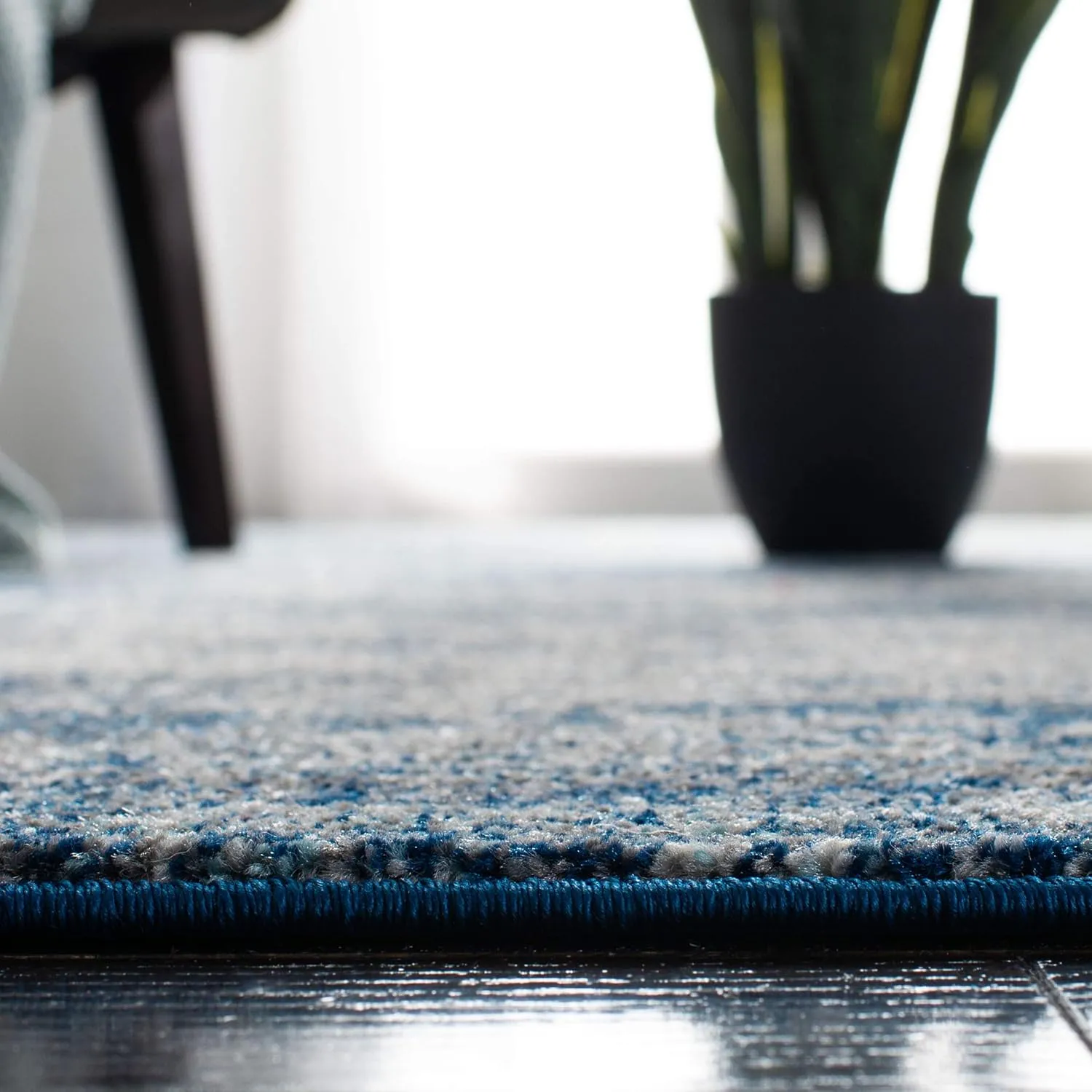SAFAVIEH Area Rug 8x10 - Evoke Collection - Large - Navy & Ivory, Modern Abstract Design, Non-Shedding & Easy Cleaning, Ideal for Living Room, Bedroom, Office, Dining Space (EVK272A)