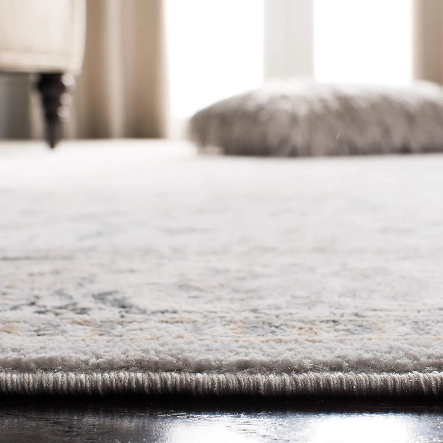SAFAVIEH Area Rug 8x10 - Isabella Collection - Large - Light Grey & Cream, Oriental Design, Non-Shedding & Easy Cleaning, Ideal for Living Room, Bedroom, Office, Dining Space (ISA912F)