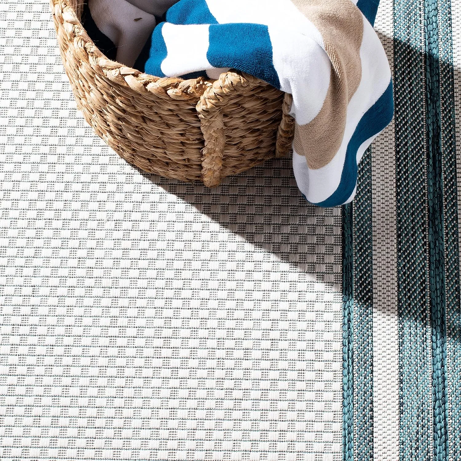 SAFAVIEH Courtyard Collection Runner Rug - 6' Runner7, Ivory & Teal, Casual Design, Stain Resistant, Ideal for High Traffic Areas in Hallway, Bathroom & Kitchen (CY8475-53512-27)