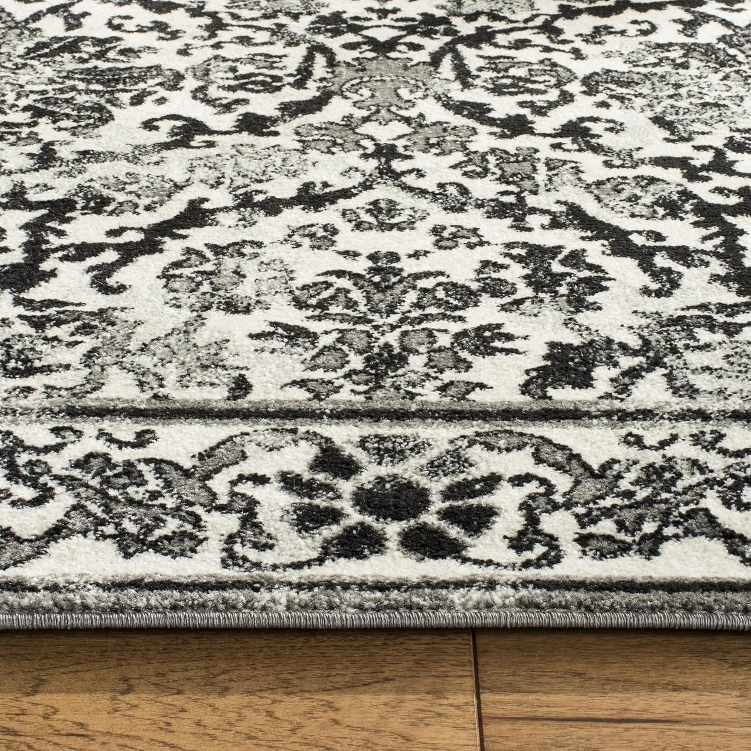 SAFAVIEH Evoke Collection Area Rug - 6'7" x 9', Ivory & Grey, Shabby Chic Oriental Design, Non-Shedding & Easy Care, Ideal for High Traffic Areas in Living Room, Bedroom (EVK242D)