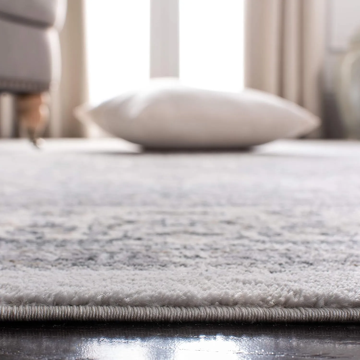 SAFAVIEH Isabella Collection Accent Rug - 2'2" x 5', Dark Grey & Cream, Oriental Design, Non-Shedding & Easy Care, Ideal for High Traffic Areas in Entryway, Living Room, Bedroom (ISA916H)