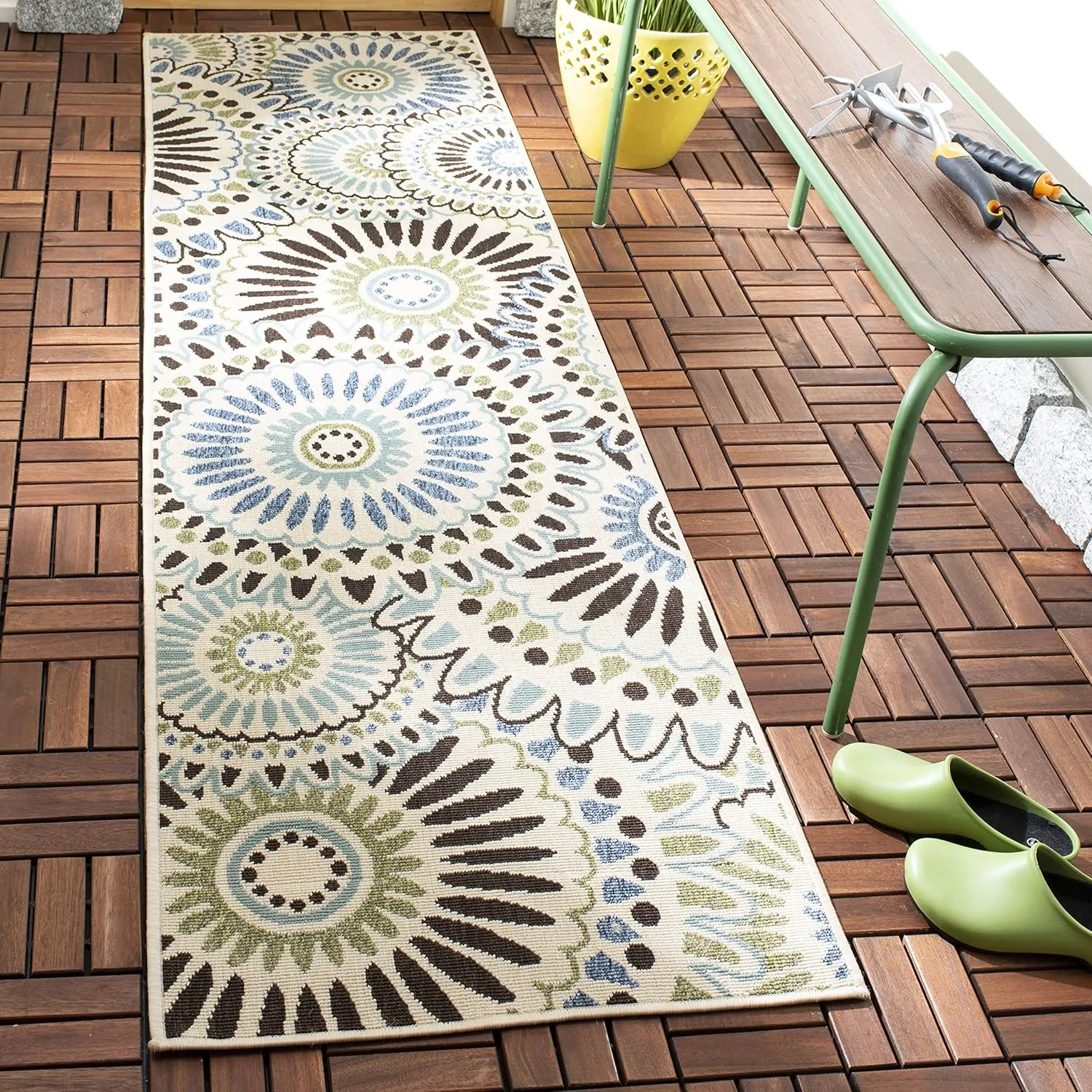 SAFAVIEH Veranda Collection 2'3' x 8' Cream/Blue VER091 Boho Floral Indoor/ Outdoor Non-Shedding Easy scrubbing Patio Backyard Porch Deck Mudroom Runner-Rug
