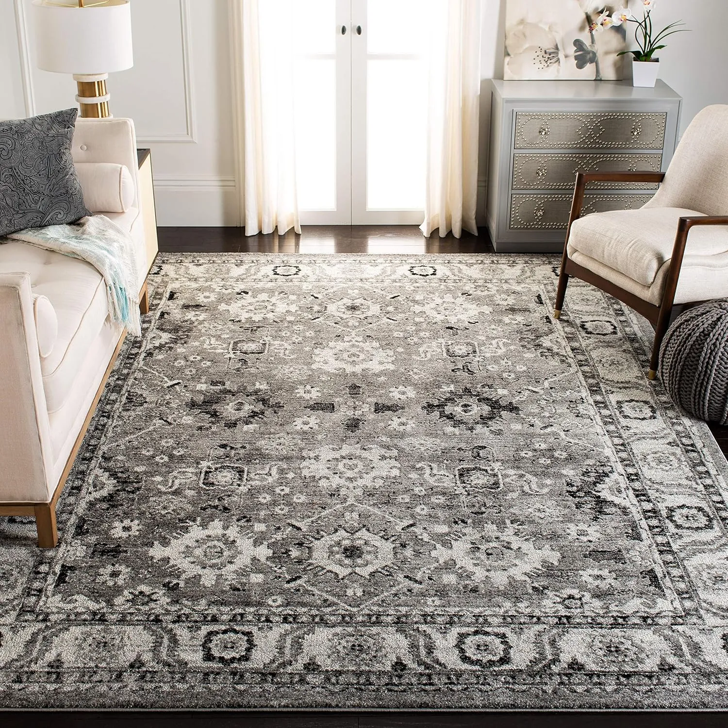 SAFAVIEH Vintage Hamadan Collection Area Rug - 8' x 10', Grey & Black, Oriental Traditional Persian Design, Non-Shedding & Easy Care, Ideal for High Traffic Areas in Living Room, Bedroom (VTH214K)