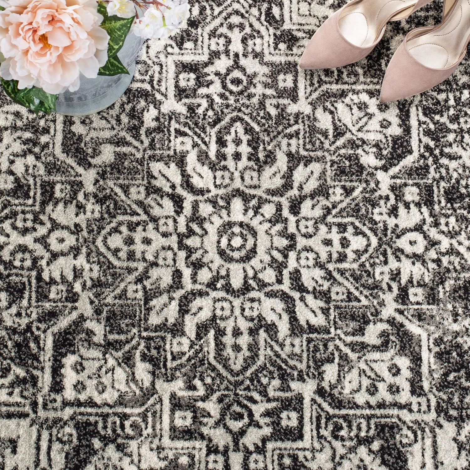 SAFAVIEH Area Rug 8x10 - Evoke Collection - Large - Black & Grey, Oriental Distressed Design, Non-Shedding & Easy Cleaning, Ideal for Living Room, Bedroom, Office, Dining Space (EVK256R)