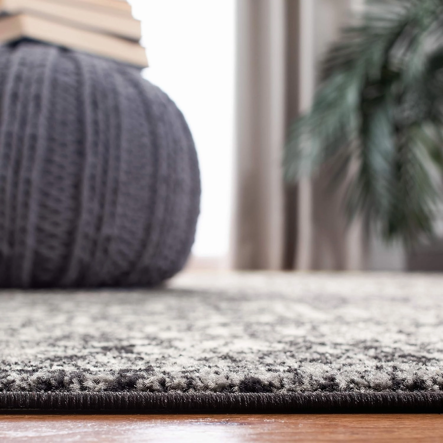 SAFAVIEH Area Rug 8x10 - Evoke Collection - Large - Black & Grey, Oriental Distressed Design, Non-Shedding & Easy Cleaning, Ideal for Living Room, Bedroom, Office, Dining Space (EVK256R)